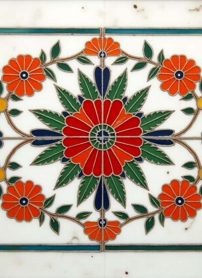 Flux_Dev_A_highly_detailed_floral_inlay_design_on_a_white_marb_3